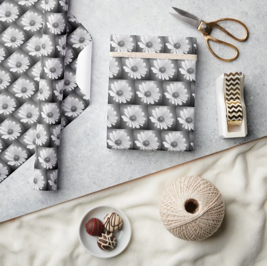 witte gloeiende margriet op zwart cadeaupapier (Crafts)