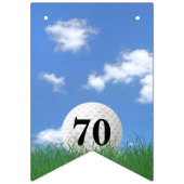 witte golfbal in gras voor het 70ste verjaardagsfe vlaggetjes (Eerste vlag)