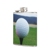 witte Golfbal op een golfbaan in een berg Heupfles (Links)