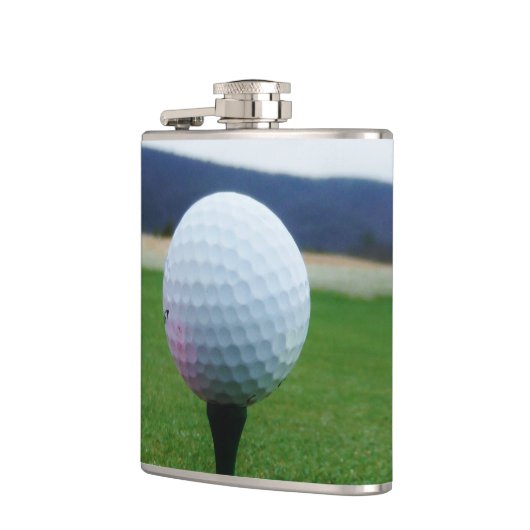 witte Golfbal op een golfbaan in een berg Heupfles (Links)