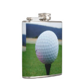 witte Golfbal op een golfbaan in een berg Heupfles (Rechts)