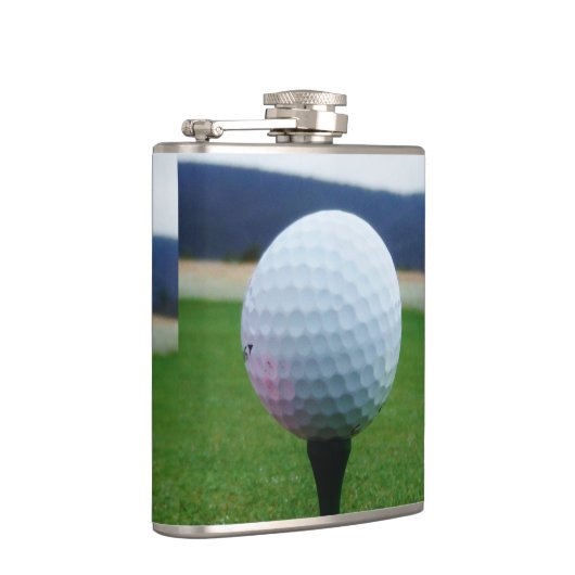 witte Golfbal op een golfbaan in een berg Heupfles (Rechts)