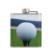 witte Golfbal op een golfbaan in een berg Heupfles (Achterkant)