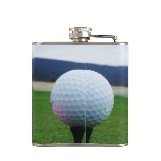 witte Golfbal op een golfbaan in een berg Heupfles (Achterkant)