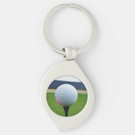 witte Golfbal op een golfbaan in een berg Sleutelhanger (Voorkant)