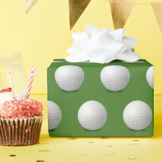 witte golfbal op groen cadeaupapier (Verjaardagsfeest)