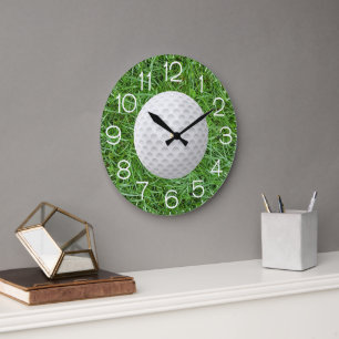 Witte golfbal op groen gras grote klok