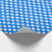 Witte golfballen op azuurblauw cadeaupapier (Hoek)