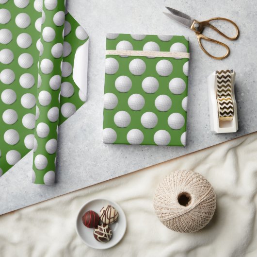 Witte golfballen op groen cadeaupapier (Crafts)