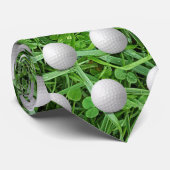 Witte golfballen op groen gras stropdas (Opgerold)