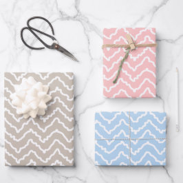 Witte golvende chevron op roze beige en blauw inpakpapier vel