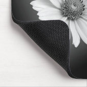 Witte golvende kosmos op zwart muismat (Hoek)