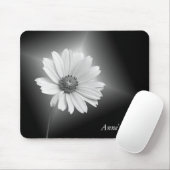Witte golvende kosmos op zwart muismat (Met muis)