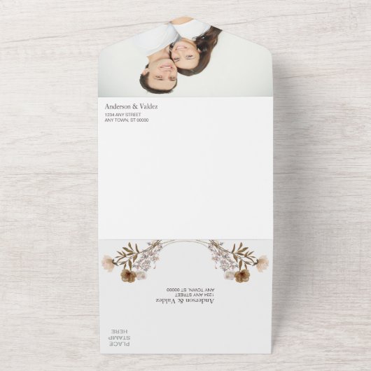 Witte Gouden Bloemenkrans Fototemplate Trouwfeest All In One Uitnodiging (Buitenkant)