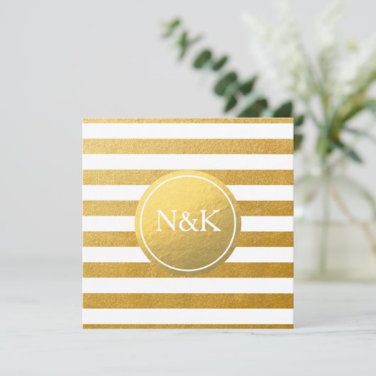 Witte & Gouden Folie Gestreepte Huwelijksuitnodigi Kaart (Staand voorkant)
