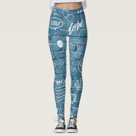 Witte graffiti op blauwe muur moderne tekstkunst leggings