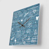 Witte graffiti op blauwe muur moderne tekstkunst vierkante klok (Hoek)