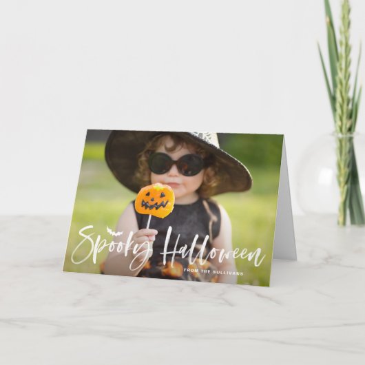 Witte griezelige Halloween kwastlettering overlay Feestdagen Kaart (Voorkant)