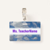 Witte/grijze wolken en blauwe hemel + lerarennaam badge (Achterkant met clip)