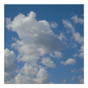 Witte/grijze wolken en blauwe hemel perfect poster