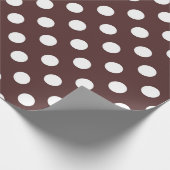 Witte grote polka-stippen op bruin verpakkingspapi cadeaupapier (Hoek)