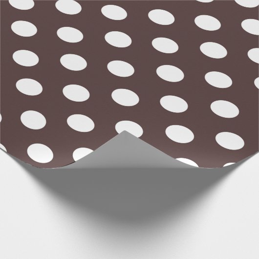 Witte grote polka-stippen op bruin verpakkingspapi cadeaupapier (Hoek)