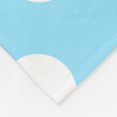 Witte haarpunten op bleek blauw fleece deken (Hoek)