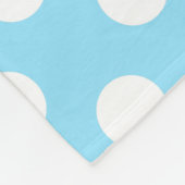 Witte haarpunten op bleek blauw fleece deken (Hoek)