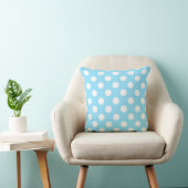 Witte haarpunten op bleek blauw kussen (Stoel)