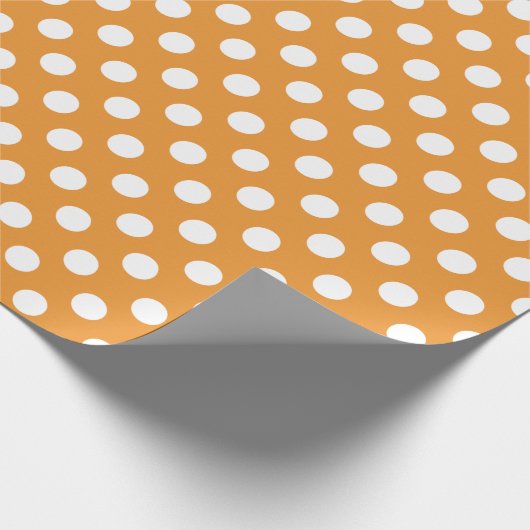 Witte haarvlekken op ambergeel cadeaupapier (Hoek)