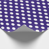 Witte haarvlekken op donkerblauw cadeaupapier (Hoek)