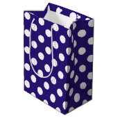Witte haarvlekken op donkerblauw medium cadeauzakje (Achterkant Gekanteld)