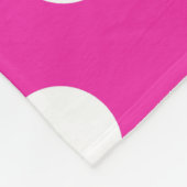 Witte haarvlekken op fuchsia fleece deken (Hoek)