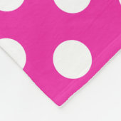 Witte haarvlekken op fuchsia fleece deken (Hoek)
