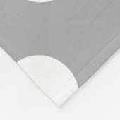 Witte haarvlekken op grijs fleece deken (Hoek)