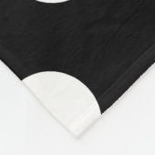 Witte haarvlekken op zwart fleece deken (Hoek)