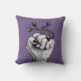 Witte hand met zwarte nagels en monsterring kussen