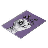 Witte hand met zwarte nagels en monsterring notitieboek (Linkerzijde)