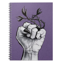 Witte hand met zwarte nagels en monsterring