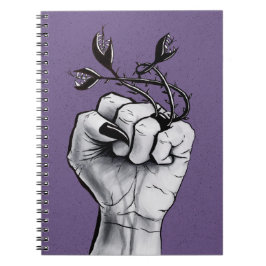 Witte hand met zwarte nagels en monsterring notitieboek