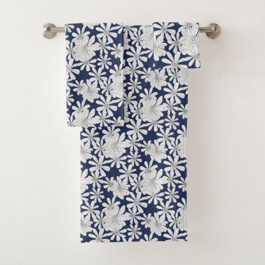 Witte handgeschreven bloemen op marineblauw afdruk bad handdoek (Insitu)