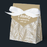 Witte handpalmen op gouden tentstijl feestdozen bedankdoosjes<br><div class="desc">De dozen van de Favor met witte palmschijfjes op een gouden achtergrond. Ideaal voor elke feestdag,  verjaardagsfeest,  vrijgezellenfeest,  verlovingsfeest,  feestdag,  bruiloft en nog veel meer. Klik OP AANPASSEN om de achtergrondkleur,  de lettertypen en de tekst te wijzigen. Bekijk de uitnodigingen en MATCHING-objecten in onze winkel —> http://bit.ly/2UyWIVj <—</div>