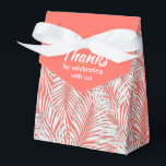 Witte handpalmen op levende koraalfeestjes bedankdoosjes<br><div class="desc">feestdozen met witte palmschijfjes op een levende koraal (kleur van het kanton van het jaar 2019). Ideaal voor elke feestdag, verjaardagsfeest, vrijgezellenfeest, verlovingsfeest, feestdag, bruiloft en nog veel meer. Klik OP AANPASSEN om de achtergrondkleur, de lettertypen en de tekst te wijzigen. Bekijk de uitnodigingen en MATCHING-objecten in onze winkel —>...</div>