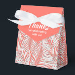 Witte handpalmen op levende koraalfeestjes bedankdoosjes<br><div class="desc">feestdozen met witte palmschijfjes op een levende koraal (kleur van het kanton van het jaar 2019). Ideaal voor elke feestdag, verjaardagsfeest, vrijgezellenfeest, verlovingsfeest, feestdag, bruiloft en nog veel meer. Klik OP AANPASSEN om de achtergrondkleur, de lettertypen en de tekst te wijzigen. Bekijk de uitnodigingen en MATCHING-objecten in onze winkel —>...</div>