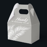 Witte handpalmen op Silver Gable Party Favor Boxes Bedankdoosjes<br><div class="desc">De dozen van de Veer van de partij met witte palmschijfjes op een zilveren achtergrond. Ideaal voor elke feestdag, verjaardagsfeest, vrijgezellenfeest, verlovingsfeest, feestdag, bruiloft en nog veel meer. Klik OP AANPASSEN om de achtergrondkleur, de lettertypen en de tekst te wijzigen. Bekijk de uitnodigingen en MATCHING-objecten in onze winkel —> http://bit.ly/2UyWIVj...</div>