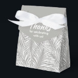 Witte handpalmen op zilveren tentachtige draagtass bedankdoosjes<br><div class="desc">De dozen van de Veer van de partij met witte palmschijfjes op een zilveren achtergrond. Ideaal voor elke feestdag, verjaardagsfeest, vrijgezellenfeest, verlovingsfeest, feestdag, bruiloft en nog veel meer. Klik OP AANPASSEN om de achtergrondkleur, de lettertypen en de tekst te wijzigen. Bekijk de uitnodigingen en MATCHING-objecten in onze winkel —> http://bit.ly/2UyWIVj...</div>