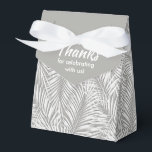 Witte handpalmen op zilveren tentachtige draagtass bedankdoosjes<br><div class="desc">De dozen van de Veer van de partij met witte palmschijfjes op een zilveren achtergrond. Ideaal voor elke feestdag, verjaardagsfeest, vrijgezellenfeest, verlovingsfeest, feestdag, bruiloft en nog veel meer. Klik OP AANPASSEN om de achtergrondkleur, de lettertypen en de tekst te wijzigen. Bekijk de uitnodigingen en MATCHING-objecten in onze winkel —> http://bit.ly/2UyWIVj...</div>