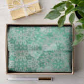 Witte harten en kant groen tissuepapier (Geschenk)