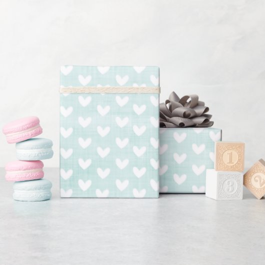Witte harten op bleke groene linnen cadeaupapier (Baby Shower)