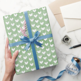 Witte harten op grasgroene linnen cadeaupapier